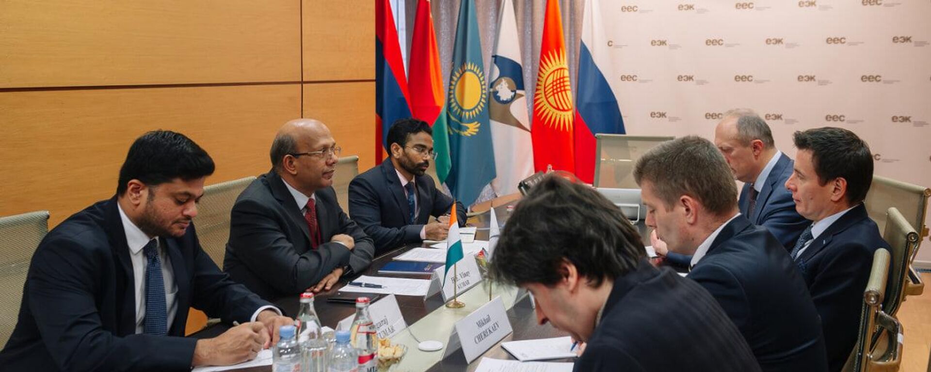 Андрей Слепнев обсудил с послом Индии Винаем Кумаром работу над торговым соглашением. - Sputnik Узбекистан, 1920, 08.11.2025