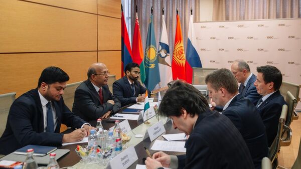 Андрей Слепнев обсудил с послом Индии Винаем Кумаром работу над торговым соглашением. - Sputnik Узбекистан