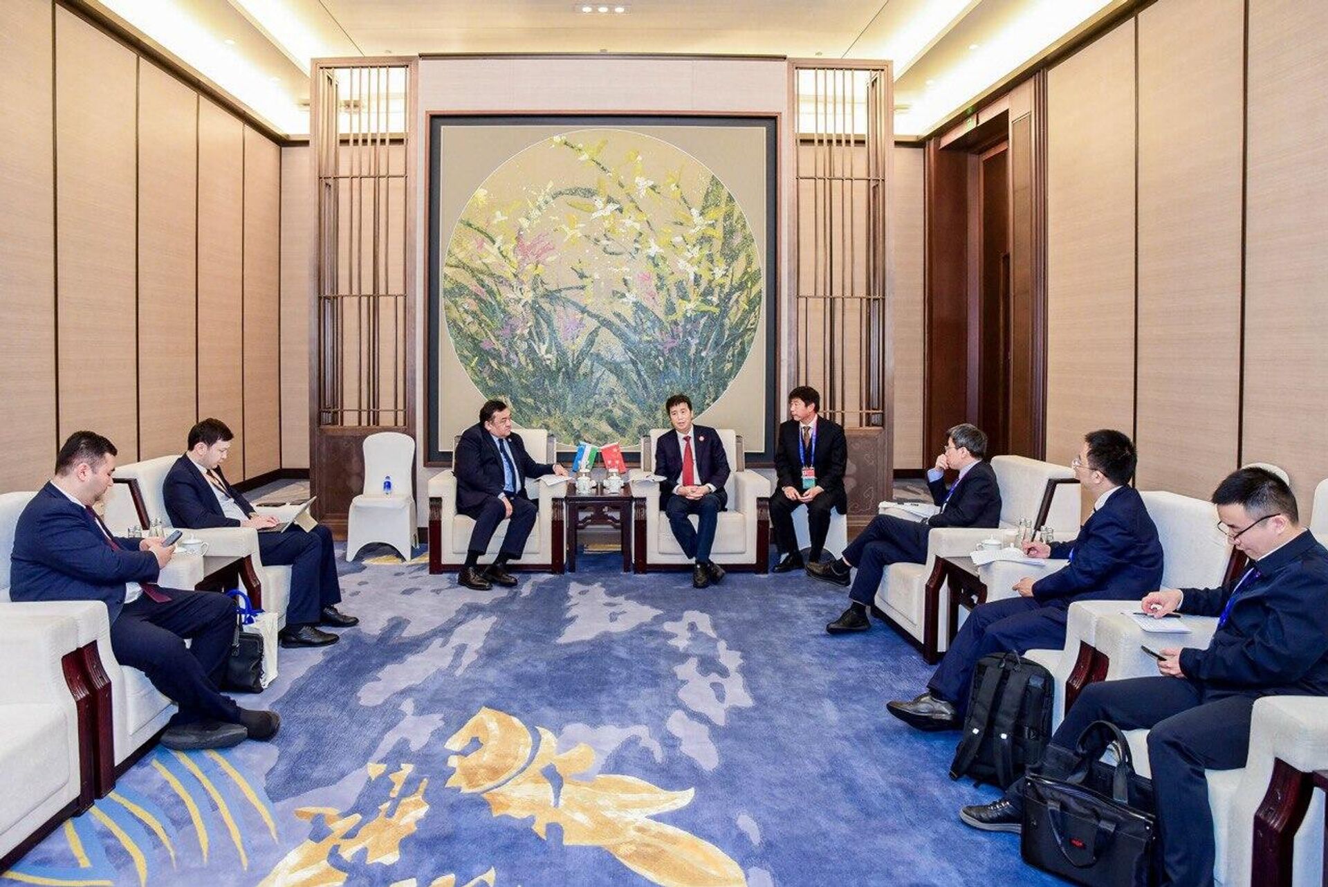 Встреча замминистра инвестиций, промышленности и торговли Узбекистана с замминистра промышленности и информатизации КНР в Шанхае.   - Sputnik Узбекистан, 1920, 09.11.2025