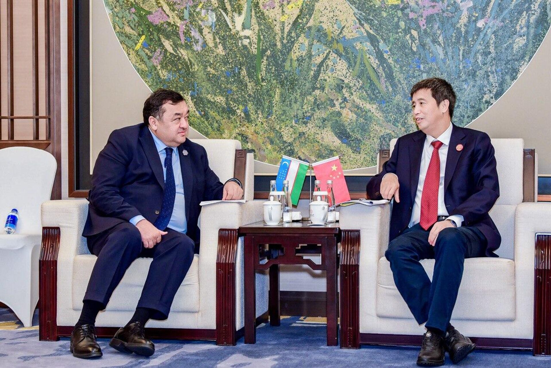 Встреча замминистра инвестиций, промышленности и торговли Узбекистана с замминистра промышленности и информатизации КНР в Шанхае.   - Sputnik Узбекистан, 1920, 09.11.2025