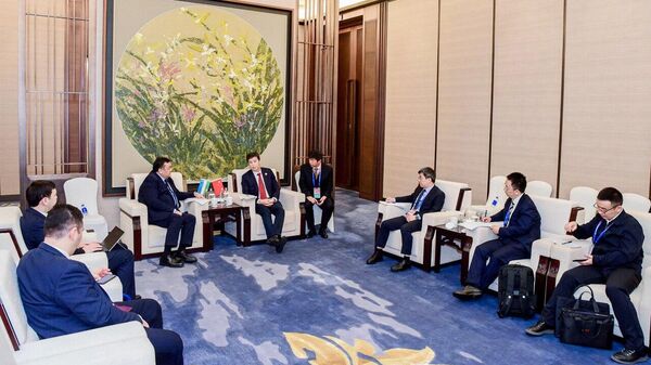 Встреча замминистра инвестиций, промышленности и торговли с замминистра промышленности и информатизации Китая - Sputnik Ўзбекистон
