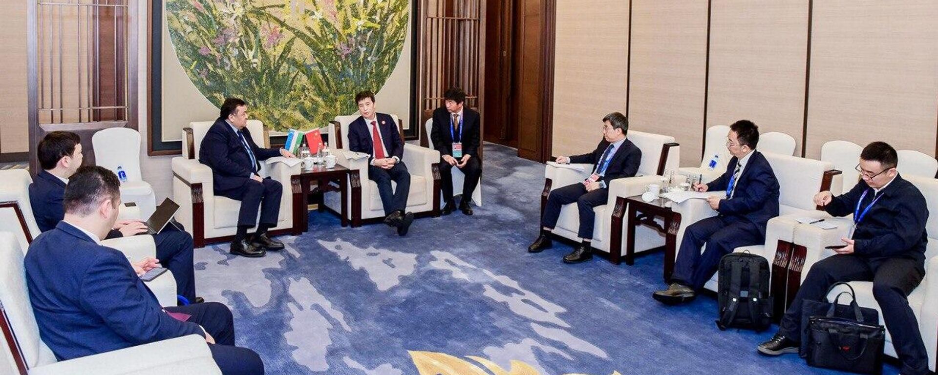 Встреча замминистра инвестиций, промышленности и торговли с замминистра промышленности и информатизации Китая - Sputnik Ўзбекистон, 1920, 09.11.2025