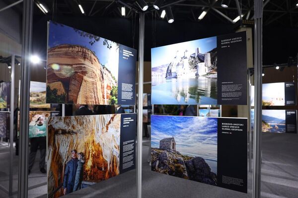 Российский научный центр представил в Самарканде выставку Глобальные геопарки ЮНЕСКО. - Sputnik Узбекистан