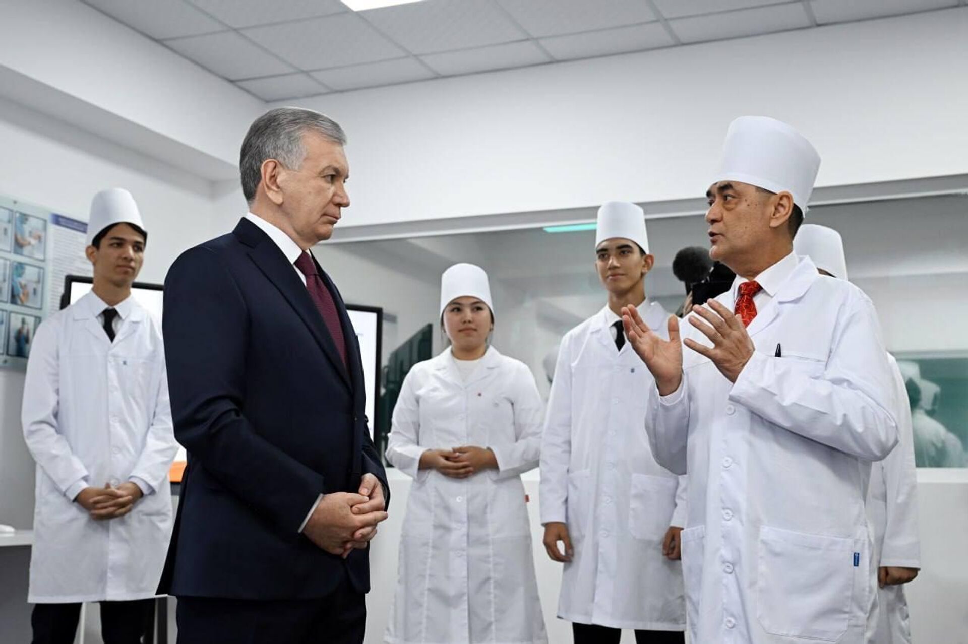 Президент ознакомился с планами по цифровизации медицины и совершенствованию медицинского образования
 - Sputnik Узбекистан, 1920, 10.11.2025