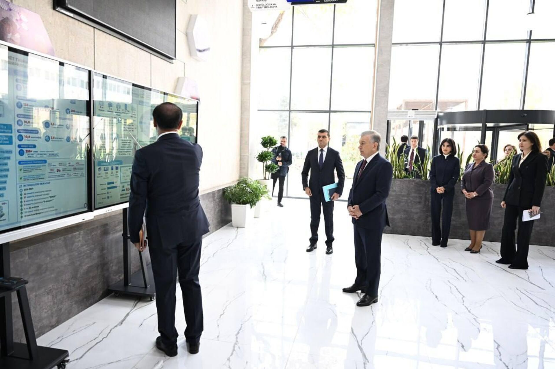 Президент ознакомился с планами по цифровизации медицины и совершенствованию медицинского образования
 - Sputnik Узбекистан, 1920, 10.11.2025