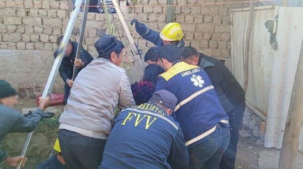 В Джизакской области сотрудники МЧС спасли женщину, упавшую в яму - Sputnik Узбекистан