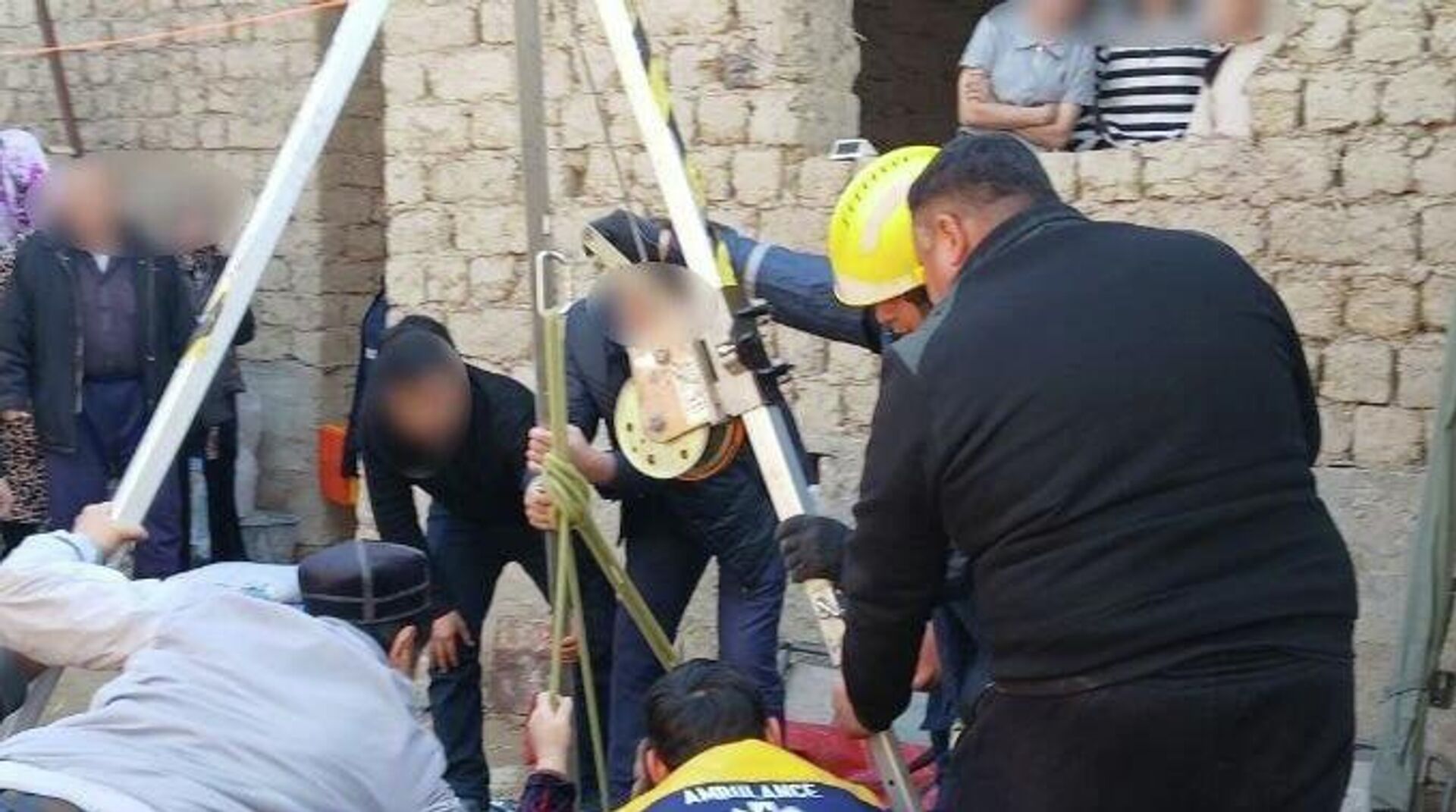 В Джизакской области сотрудники МЧС спасли женщину, упавшую в яму - Sputnik Узбекистан, 1920, 10.11.2025