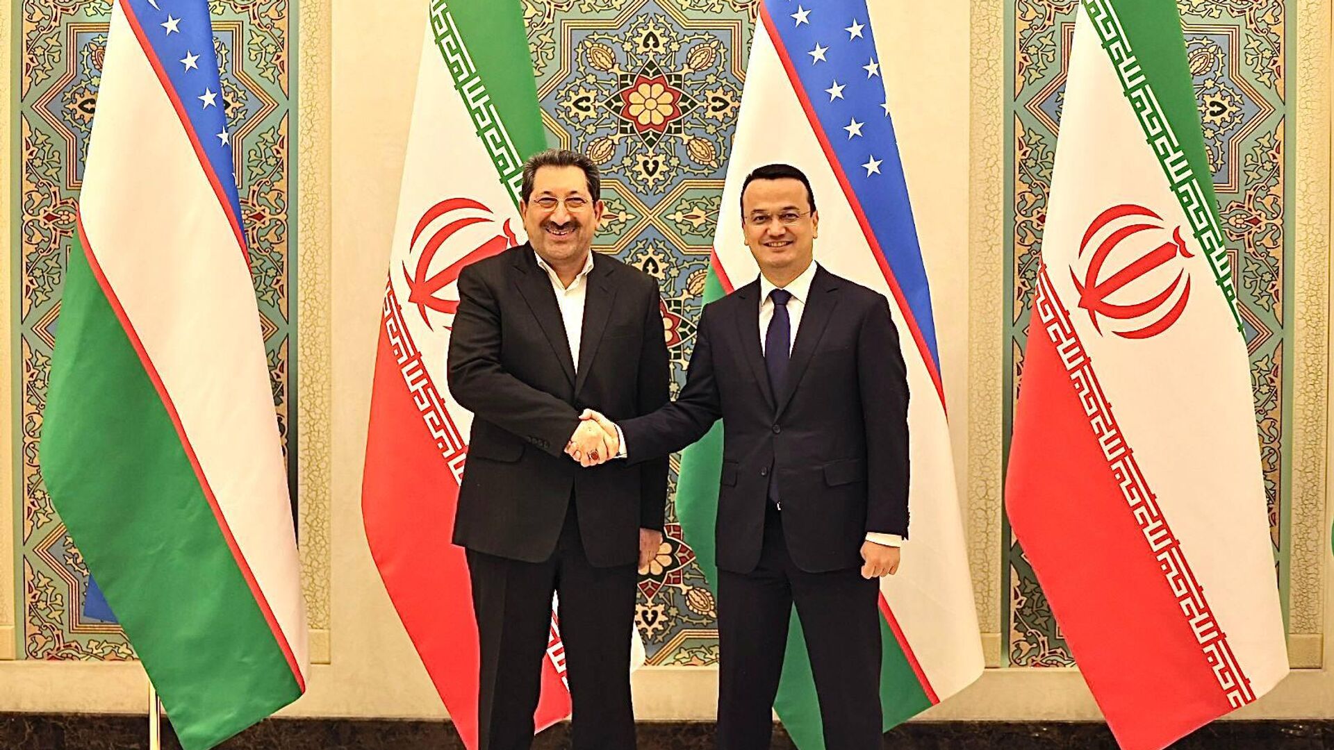 Глава МИПТ Лазиз Кудратов провел встречу с министром промышленности, шахт и торговли Ирана Мохаммадом Атабаком - Sputnik Узбекистан, 1920, 11.11.2025