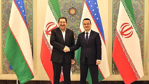 Глава МИПТ Лазиз Кудратов провел встречу с министром промышленности, шахт и торговли Ирана Мохаммадом Атабаком - Sputnik Узбекистан