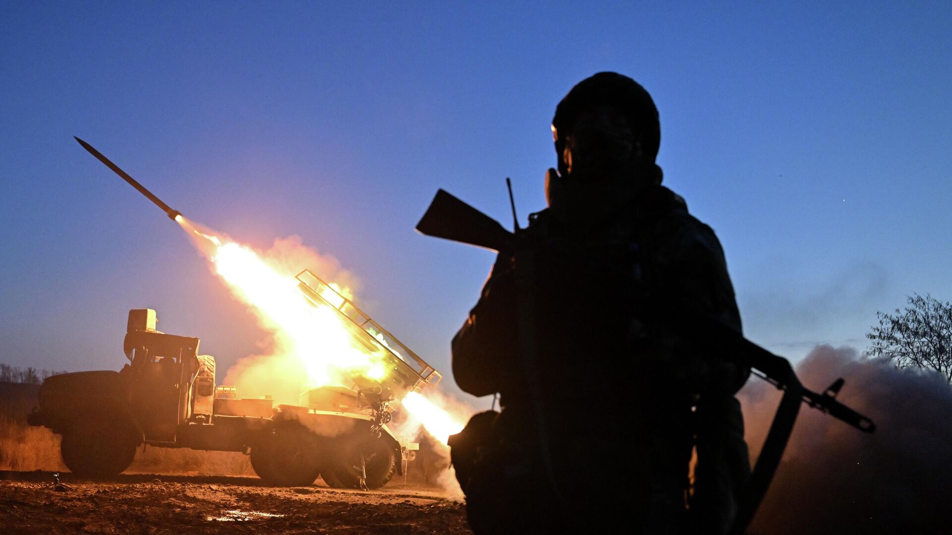 Боевая работа РСЗО Град группировки войск Центр в зоне СВО - Sputnik Узбекистан, 1920, 25.11.2025