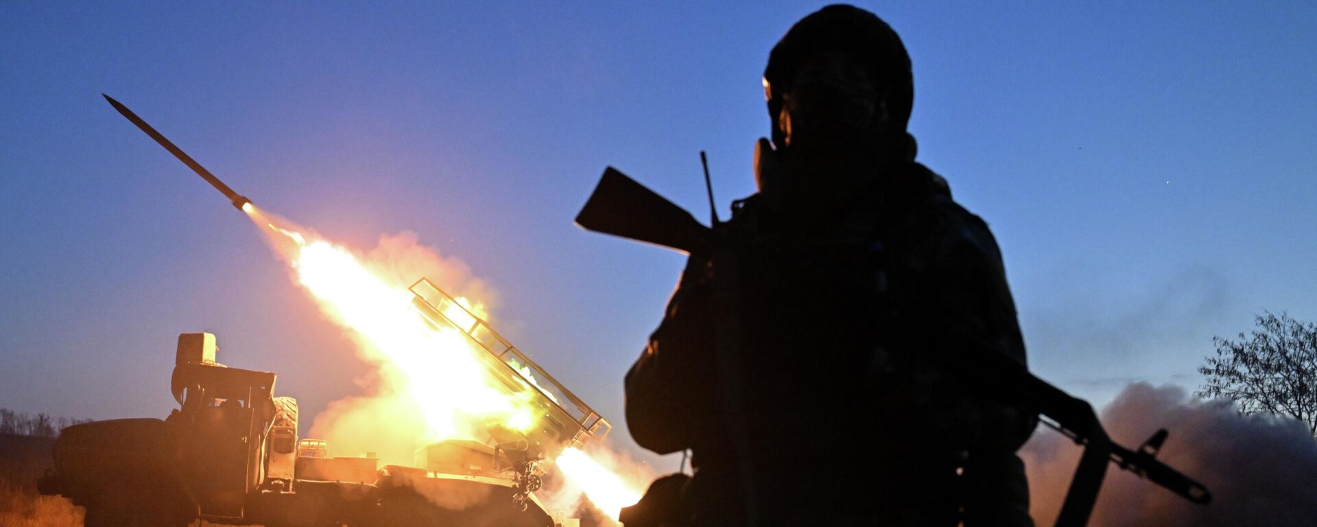 Боевая работа РСЗО Град группировки войск Центр в зоне СВО - Sputnik Узбекистан, 1920, 13.11.2025