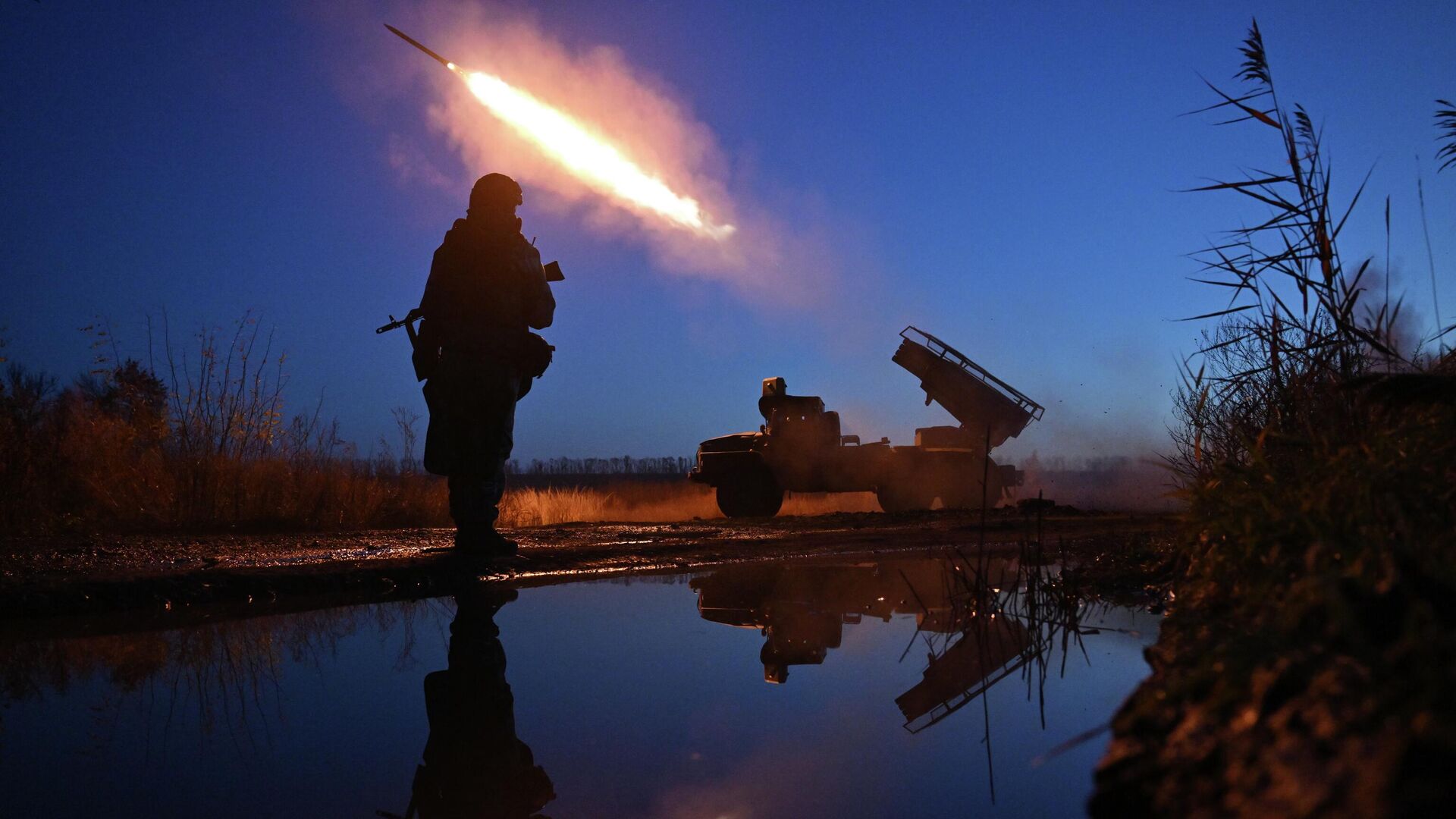 Боевая работа РСЗО Град группировки войск Центр в зоне СВО - Sputnik Узбекистан, 1920, 11.11.2025