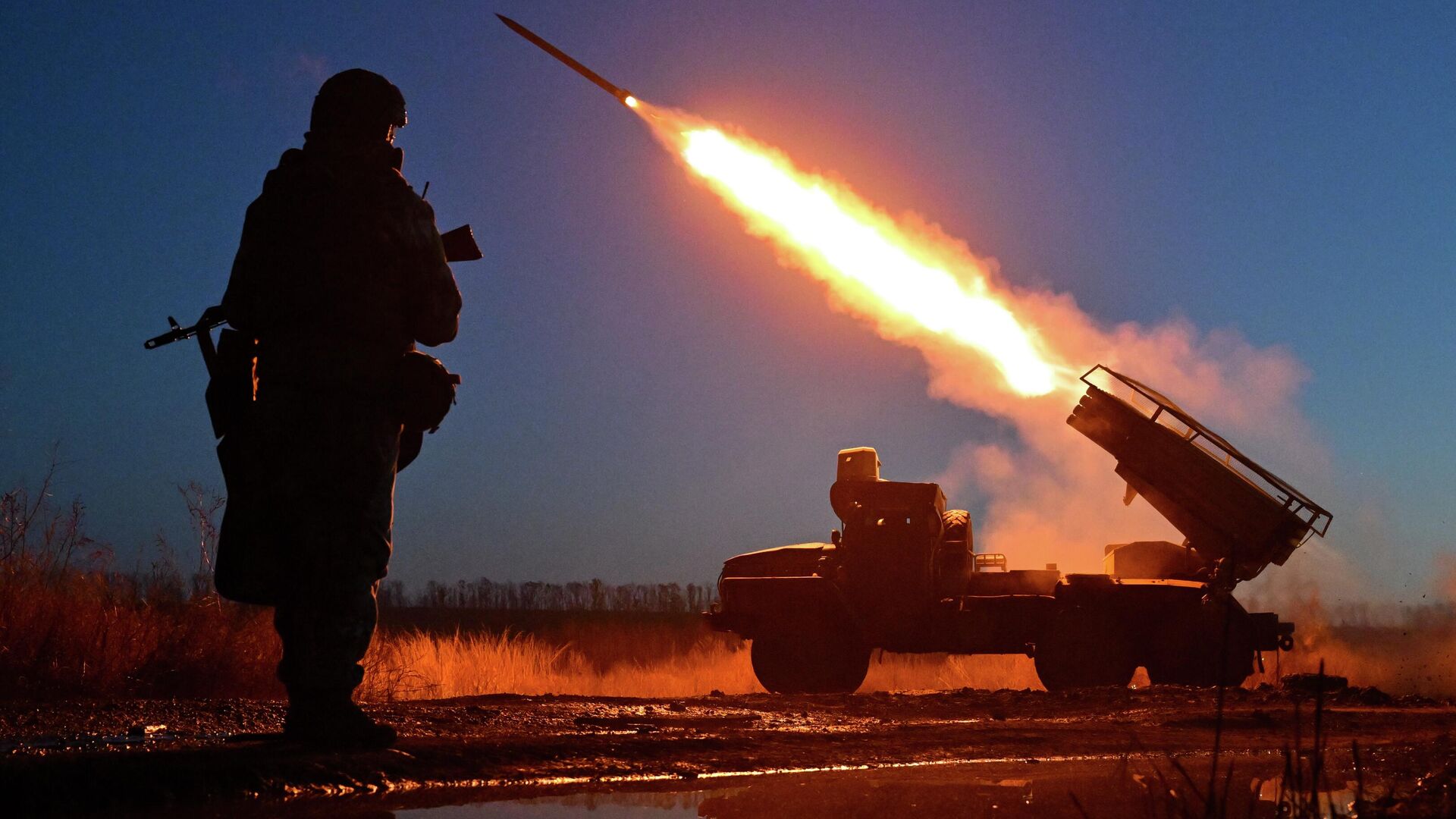 Боевая работа РСЗО Град группировки войск Центр в зоне СВО Боевая работа РСЗО Град группировки войск Центр в зоне СВО - Sputnik Узбекистан, 1920, 13.12.2025