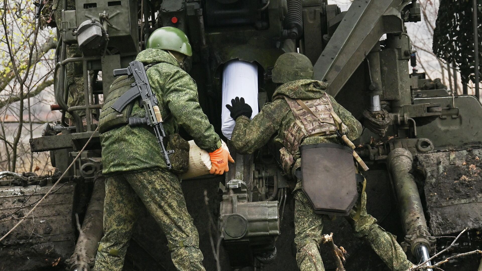 Боевая работа самоходной пушки 2С7 Пион группировки Запад - Sputnik Узбекистан, 1920, 22.11.2025