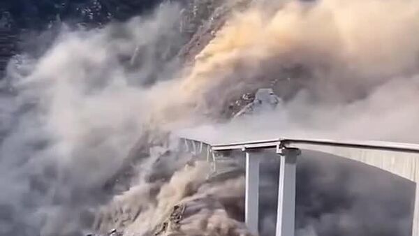 Автомобильный мост частично обрушился в юго-западной китайской провинции Сычуань из-за оползня - Sputnik Узбекистан