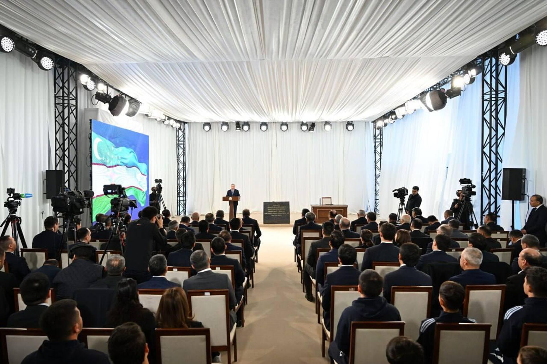 Шавкат Мирзиёев ознакомился с проектом футбольного стадиона на 55 тысяч мест в Новом Ташкенте - Sputnik Узбекистан, 1920, 12.11.2025