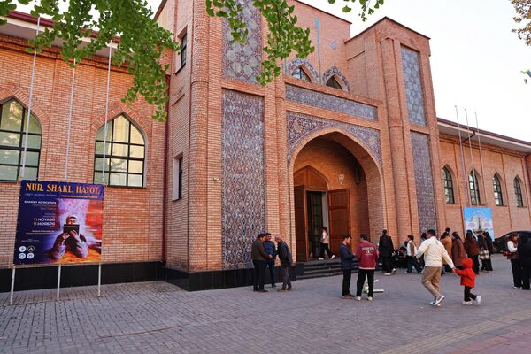 Рассом Муҳаммаджон Сатторовнинг &quot;Нур. Шакл. Ҳаёт&quot; кўргазмаси - Sputnik Ўзбекистон