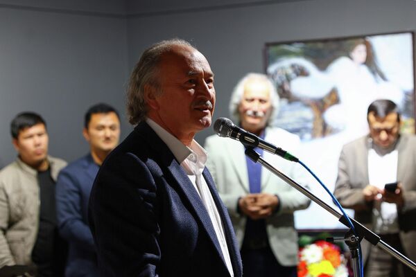 Ўзбекистон халқ рассоми, академик, Акмал Нур нутқ билан - Sputnik Ўзбекистон