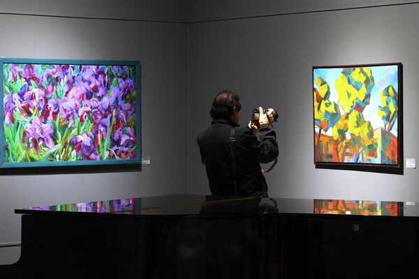 Рассом Муҳаммаджон Сатторовнинг &quot;Нур. Шакл. Ҳаёт&quot; кўргазмаси - Sputnik Ўзбекистон