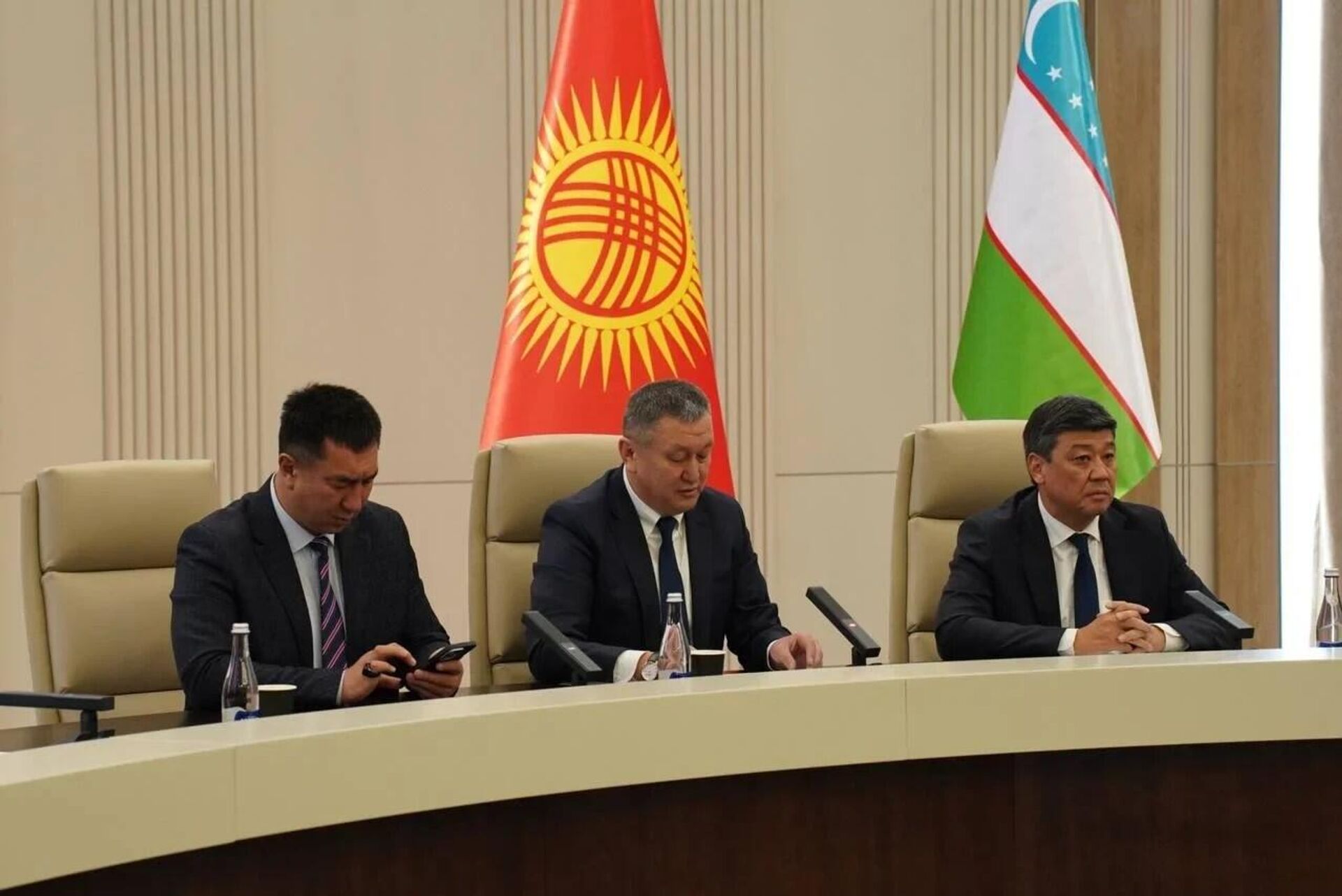 В Манасе обсудили развитие сотрудничества Кыргызстана и Узбекистана в сфере водных ресурсов
 - Sputnik Узбекистан, 1920, 12.11.2025