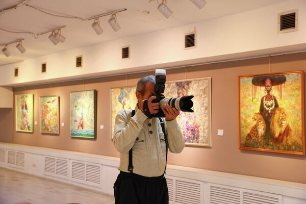 Худойберди Нурназаровнинг “БАХМАЛ” номли шахсий кўргазмаси Худойберди Нурназаровнинг “БАХМАЛ” номли шахсий кўргазмаси - Sputnik Ўзбекистон