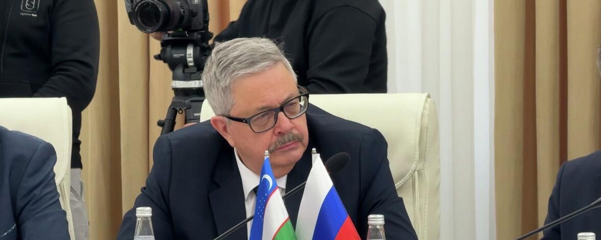 В Международном институте Центральной Азии проходит круглый стол - Sputnik Ўзбекистон, 1920, 14.11.2025