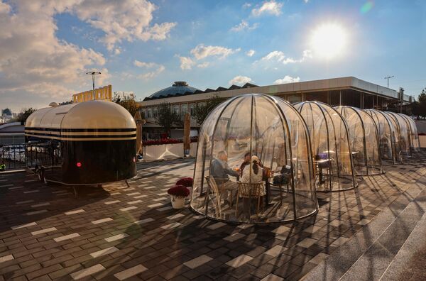 Подобные фургоны-кафе и временные конструкции для уличного питания часто появляются на благоустроенных площадях перед крупными рынками и торговыми центрами - Sputnik Узбекистан