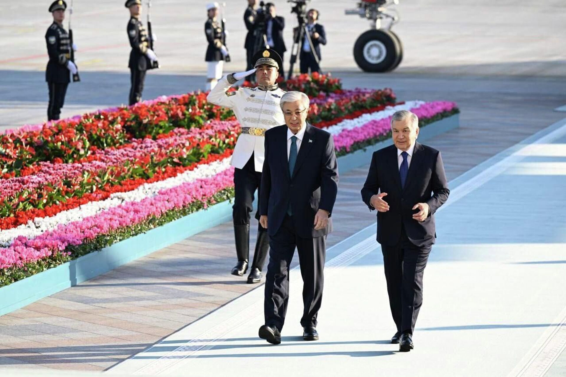 Президент Республики Казахстан Касым-Жомарт Токаев прибыл в нашу страну с государственным визитом - Sputnik Узбекистан, 1920, 14.11.2025