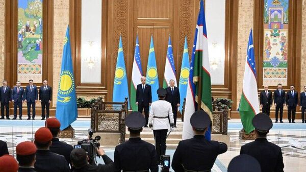 В аэропорту Ташкент-Хумо состоялась торжественная церемония встречи президента Казахстана - Sputnik Узбекистан