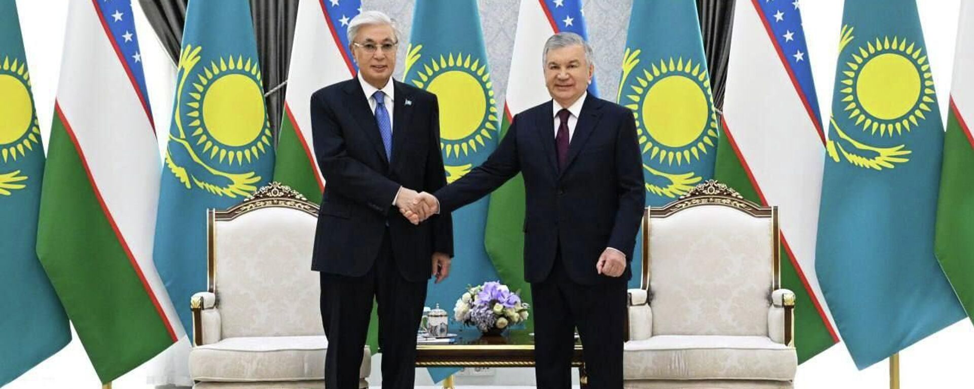 В резиденции Куксарой состоялись переговоры Шавката Мирзиёева и Касым-Жомарта Токаева в узком формате.
 - Sputnik Узбекистан, 1920, 15.11.2025