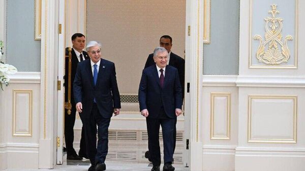 В Куксарое начались переговоры Президентов Казахстана и Узбекистана в расширенном составе - Sputnik Узбекистан