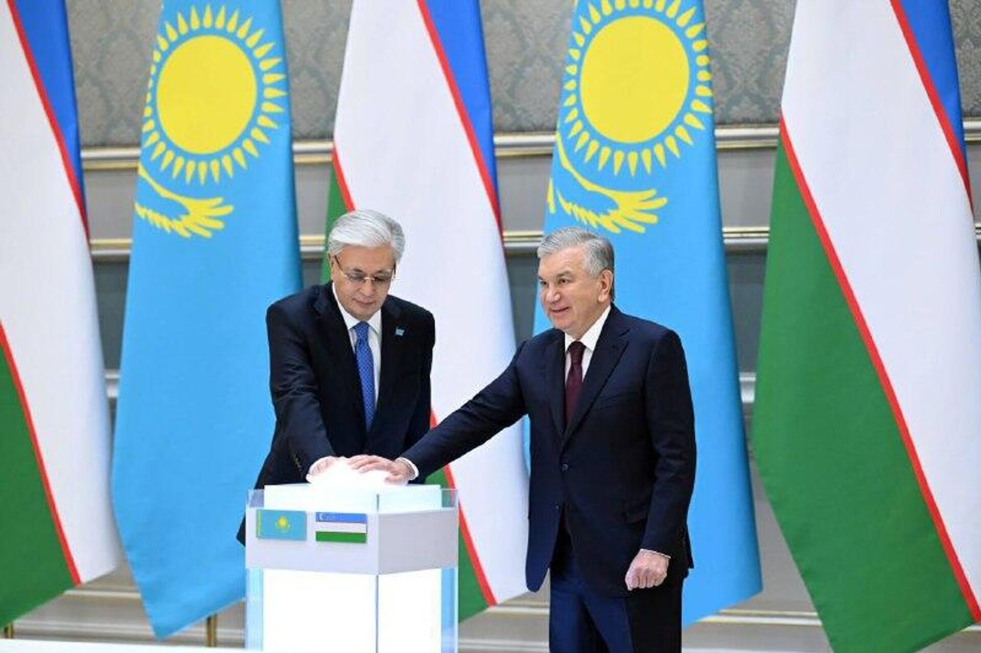 Шавкат Мирзиёев и Касым-Жомарт Токаев запустили Международный центр промышленной кооперации Центральная Азия - Sputnik Узбекистан, 1920, 15.11.2025