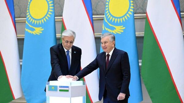 Шавкат Мирзиёев и Касым-Жомарт Токаев запустили Международный центр промышленной кооперации Центральная Азия - Sputnik Узбекистан