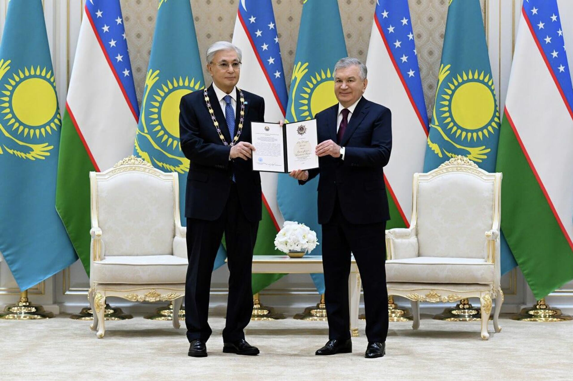 Церемония вручения Касым-Жомарту Токаеву высшей государственной награды Республики Узбекистан – ордена Олий Даражали Дўстлик.
 - Sputnik Узбекистан, 1920, 15.11.2025