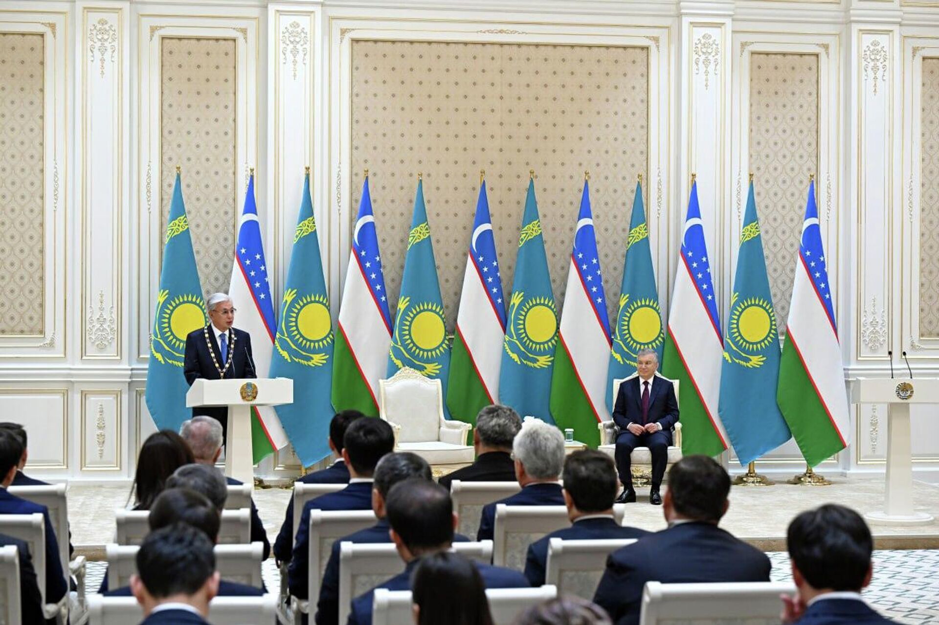 Церемония вручения Касым-Жомарту Токаеву высшей государственной награды Республики Узбекистан – ордена Олий Даражали Дўстлик.
 - Sputnik Узбекистан, 1920, 15.11.2025