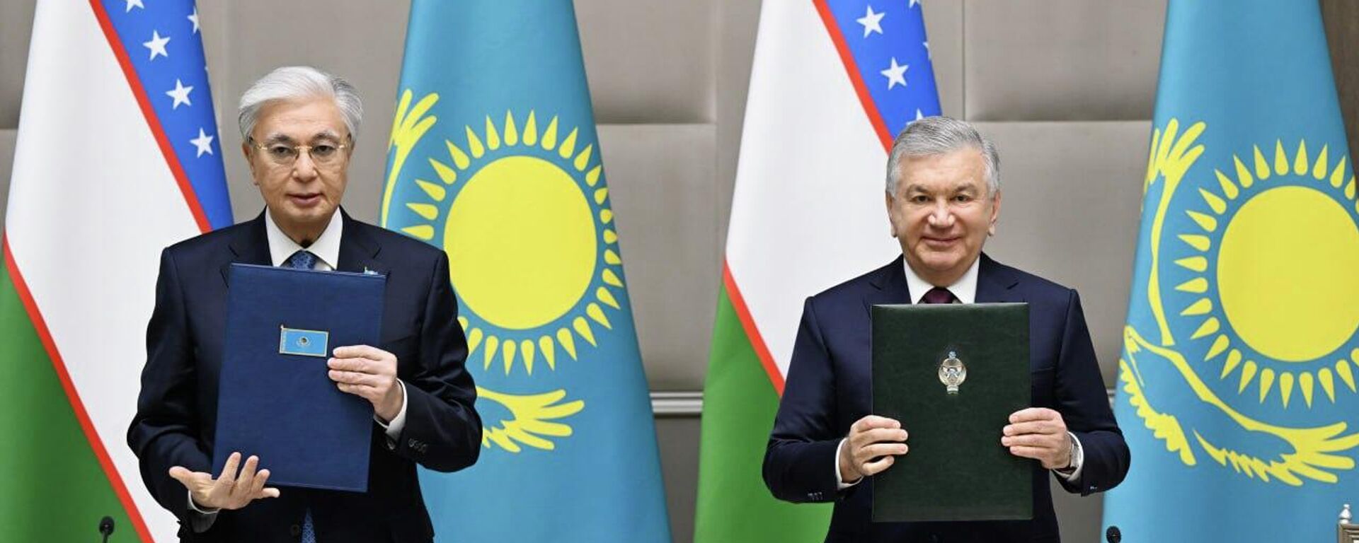 Казахстан и Узбекистан подписали солидный пакет документов - Sputnik Ўзбекистон, 1920, 15.11.2025
