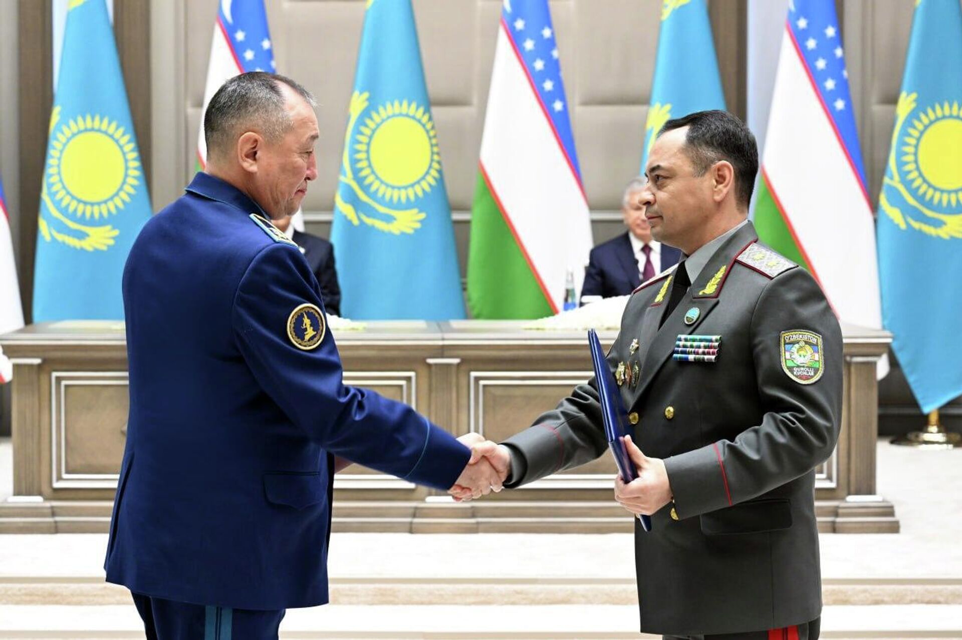 Президенты Узбекистана и Казахстана подписали Совместное заявление и приняли решения Высшего Межгосударственного совета. - Sputnik Узбекистан, 1920, 15.11.2025