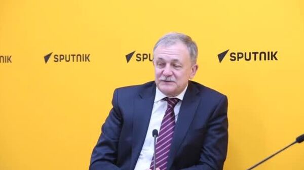 Министр по таможенному сотрудничеству ЕЭК Руслан Давыдов выразил благодарность Узбекистану за обновление и перенесение памятника Михаилу Поспелову - реальному прототипу известного таможенника Верещагина из фильма Белое солнце пустыни - Sputnik Узбекистан