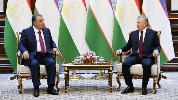 Встреча президента Узбекистана Шавката Мирзиёева и президента Таджикистана Эмомали Рахмона. - Sputnik Узбекистан