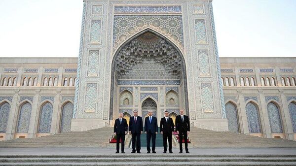 Шавкат Мирзиёев, Ильхам Алиев, Касым-Жомарт Токаев, Садыр Жапаров и Эмомали Рахмон прибыли в Центр исламской цивилизации - пресс-служба президента Узбекистана - Sputnik Узбекистан