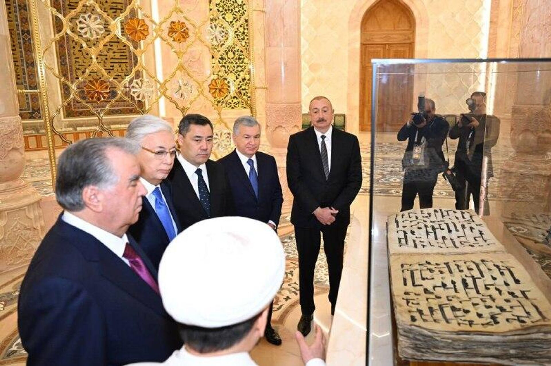 Президенты в сопровождении главы Узбекистана посетили зал Священного Корана - Sputnik Ўзбекистон, 1920, 15.11.2025
