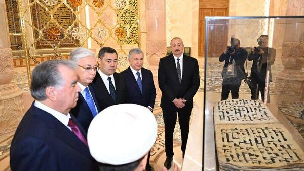 Президенты в сопровождении главы Узбекистана посетили зал Священного Корана - Sputnik Узбекистан