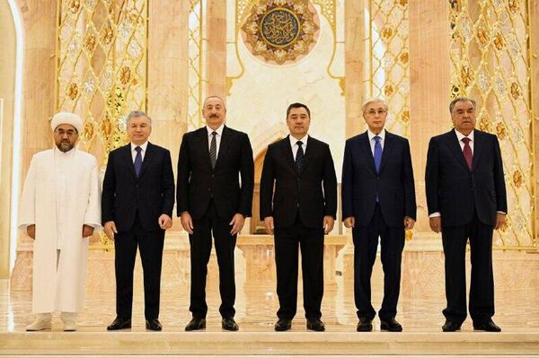 Президенты в сопровождении главы Узбекистана посетили зал Священного Корана - Sputnik Узбекистан