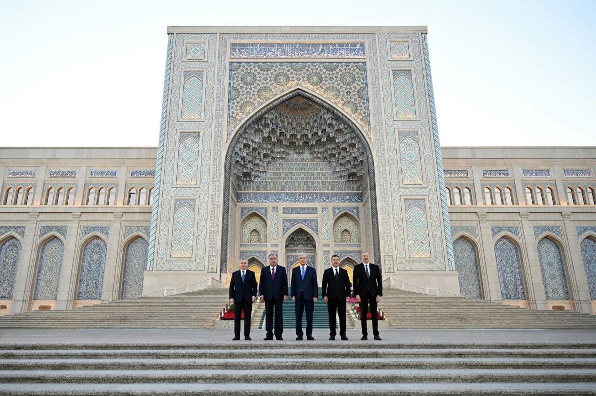 Президенты стран ЦА и Азербайджана посетили Центр исламской цивилизации - Sputnik Ўзбекистон, 1920, 15.11.2025