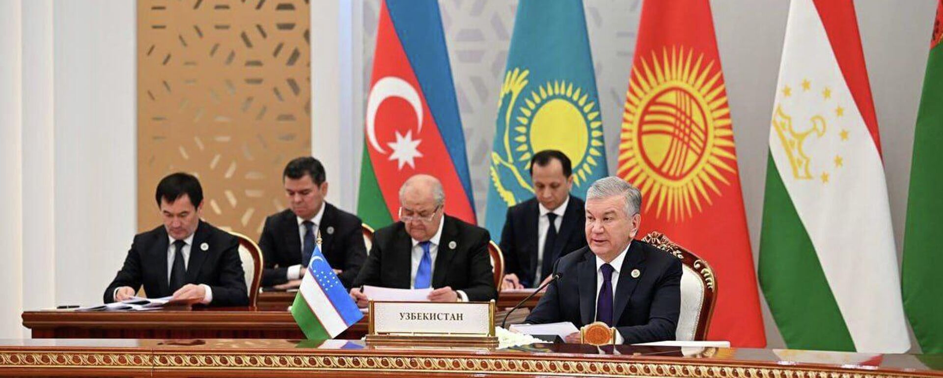 Шавкат Мирзиёев выдвинул ряд инициатив на встрече руководителей ЦА - Sputnik Ўзбекистон, 1920, 16.11.2025