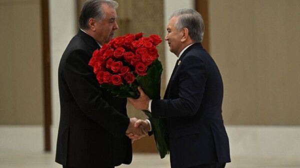 Шавкат Мирзиёев от имени глав государств Центральной Азии и Азербайджана поздравил Эмомали Рахмона с Днем президента Таджикистана - Sputnik Узбекистан