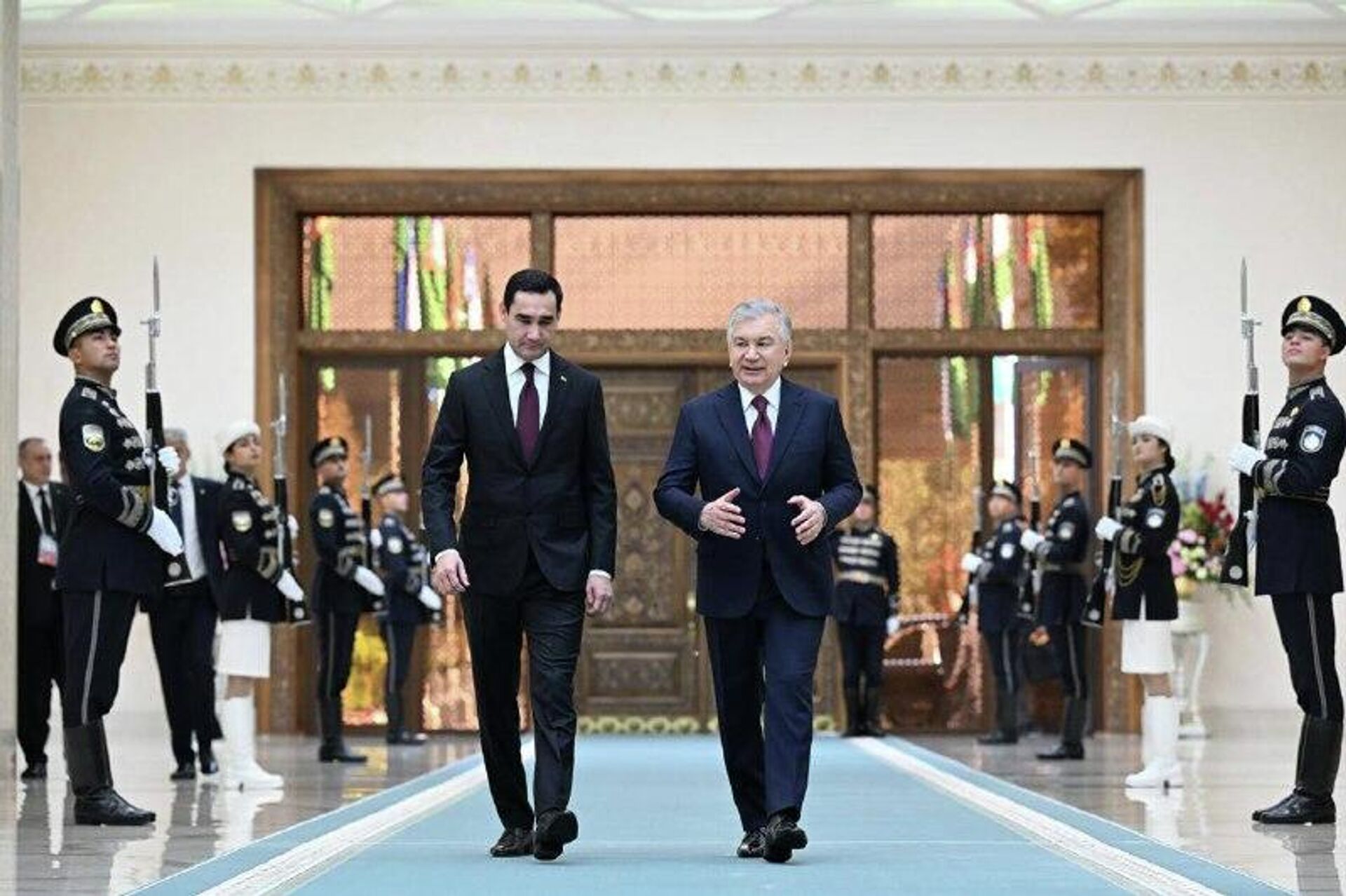 Лидеры Узбекистана и Туркменистана обменялись мнениями по вопросам региональной и международной повестки - Sputnik Узбекистан, 1920, 17.11.2025