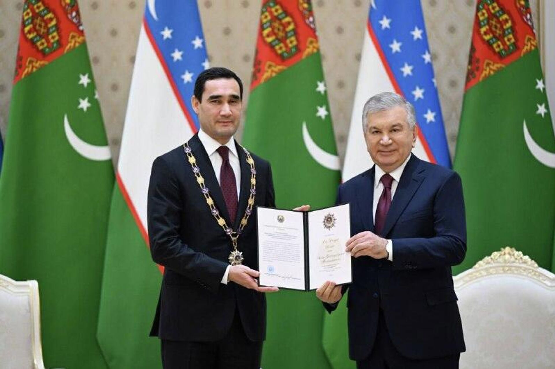 Президенту Туркменистана вручили высшую государственную награду Республики Узбекистан - Sputnik Узбекистан, 1920, 17.11.2025