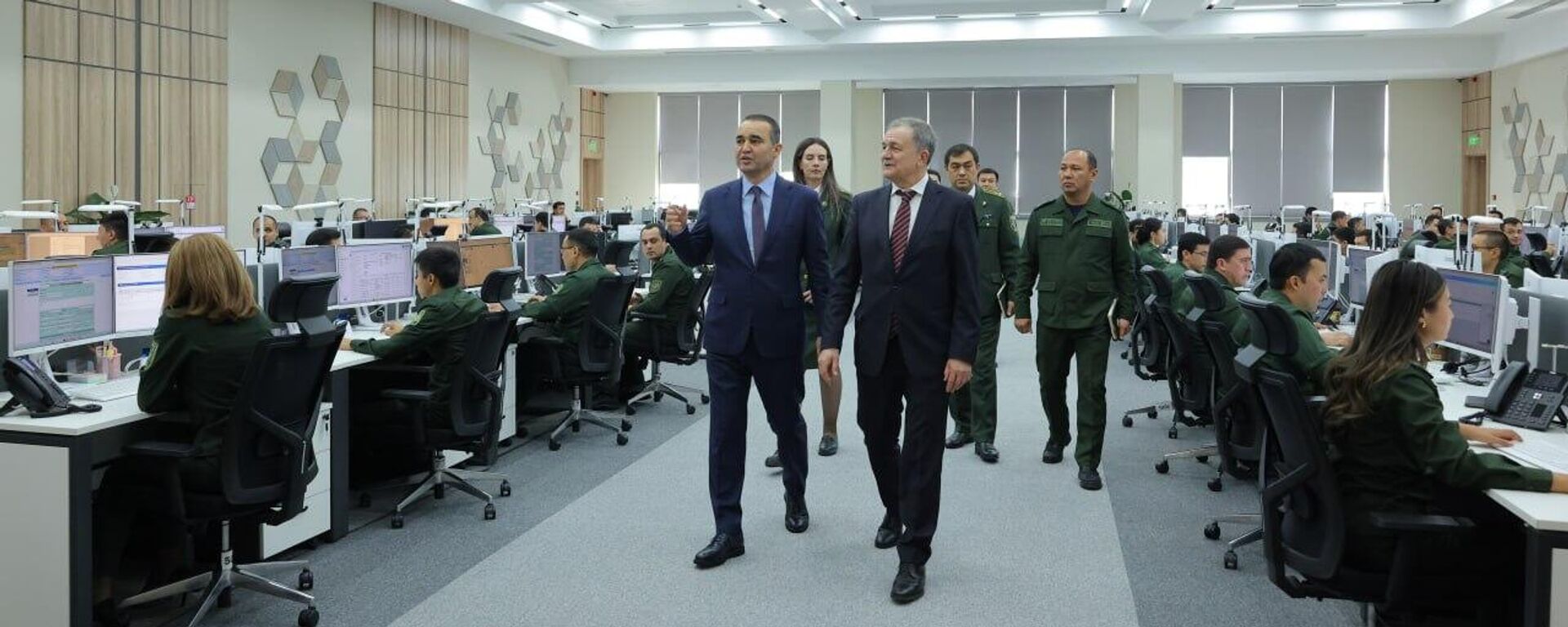 Министр по таможенному сотрудничеству ЕЭК и председатель Таможенного комитета Узбекистана провели встречу - Sputnik Ўзбекистон, 1920, 17.11.2025