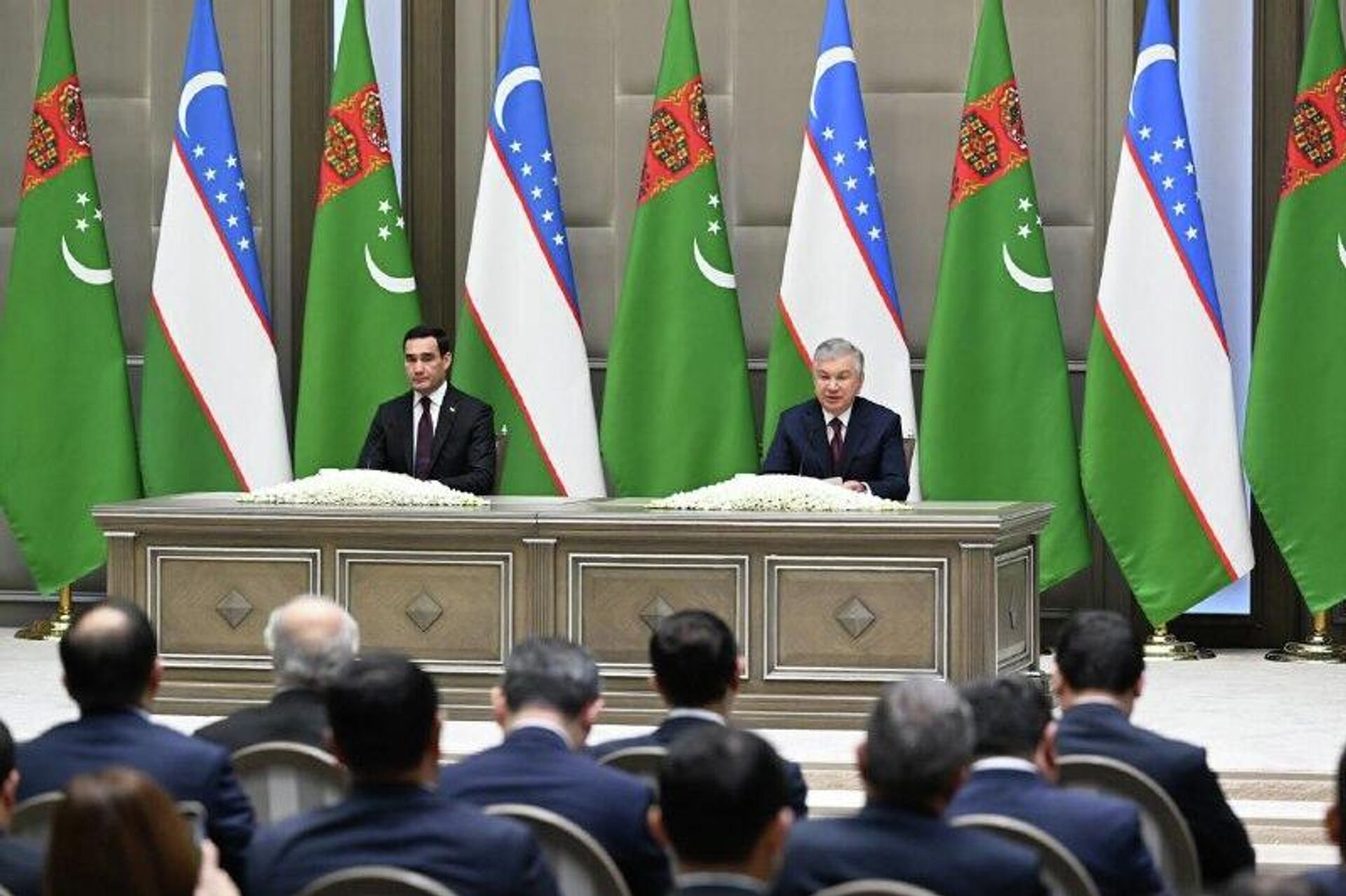 Ключевым направлением сотрудничества Узбекистана и Туркменистана обозначено расширение торгово-экономических и кооперационных связей - Sputnik Узбекистан, 1920, 17.11.2025